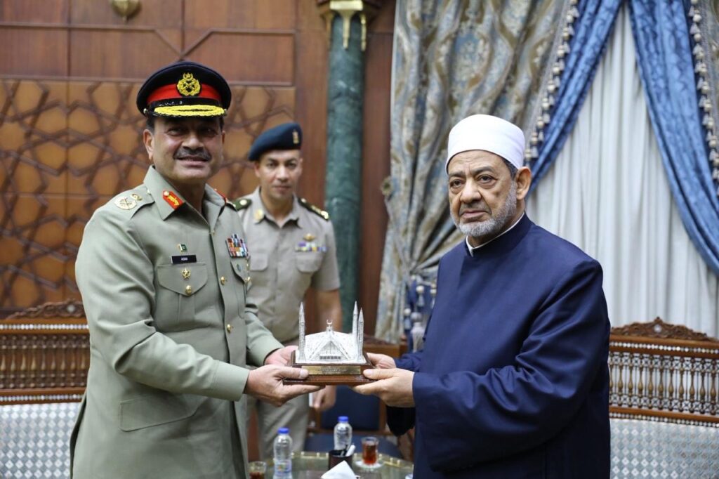 شيخ الأزهر يستقبل رئيس هيئة الأركان البريَّة الباكستانيَّة لبحث تعزيز التعاون المشترك