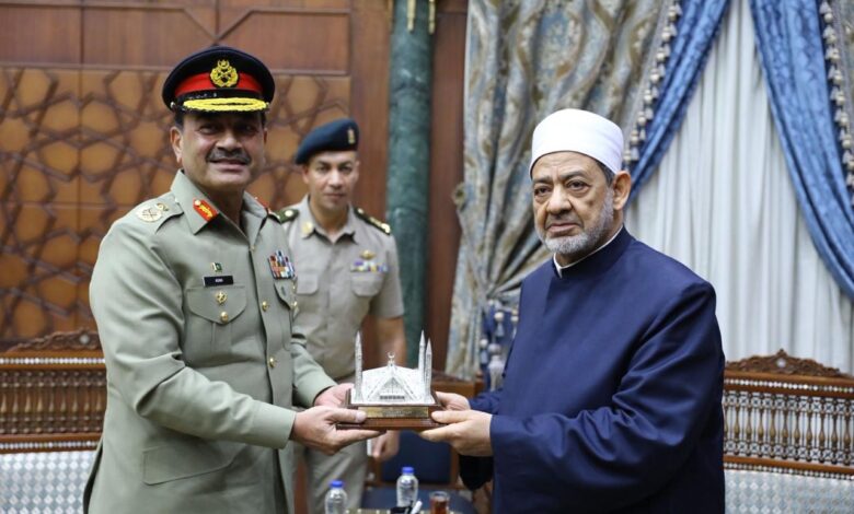 شيخ الأزهر يستقبل رئيس هيئة الأركان البريَّة الباكستانيَّة لبحث تعزيز التعاون المشترك
