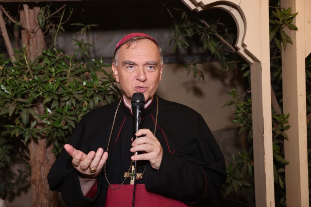 في لمسة وفاء للسفراء سفير الفاتيكان يكرم السفراء الجدد في لمسة وفاء للسفراء سفير الفاتيكان يكرم السفراء الجدد