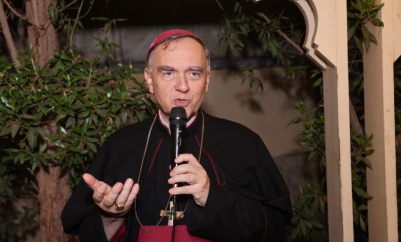 في لمسة وفاء للسفراء سفير الفاتيكان يكرم السفراء الجدد في لمسة وفاء للسفراء سفير الفاتيكان يكرم السفراء الجدد