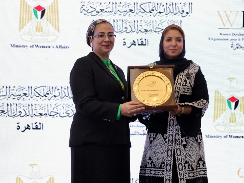 منظمة تنمية المرأة في احتفالية المرأة الفلسطينية الصمود رغم الصعاب تكرم رئيس المجلس القومي للمرأة وسفير فلسطين