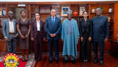 السفير المصرى يلتقى برئيس البرلمان الغانى وزعيم الأغلبية