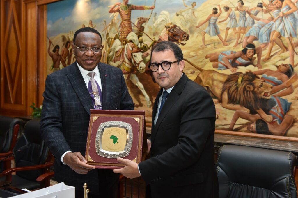 عميد السلك الدبلوماسي الافريقي يكرم مساعد وزير الخارجية للشؤون الأفريقية عميد السلك الدبلوماسي الافريقي يكرم مساعد وزير الخارجية للشؤون الأفريقية