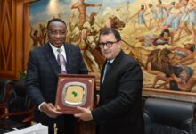 عميد السلك الدبلوماسي الافريقي يكرم مساعد وزير الخارجية للشؤون الأفريقية