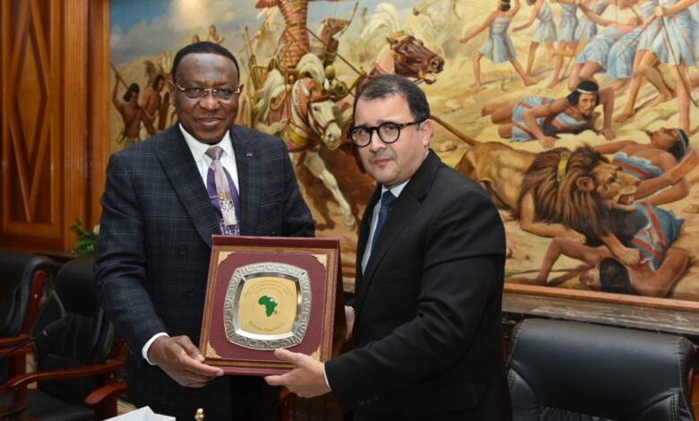 عميد السلك الدبلوماسي الافريقي يكرم مساعد وزير الخارجية للشؤون الأفريقية