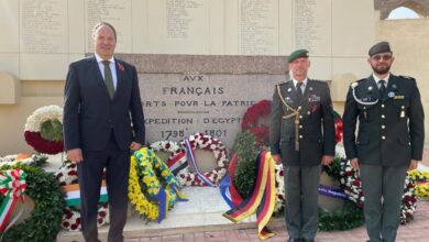 السفير بارت دي جروف سفير بلجيكا يشارك في احتفالية دعونا لا ننسى بوضع إكليل الزهور على مقبرة الشهداء