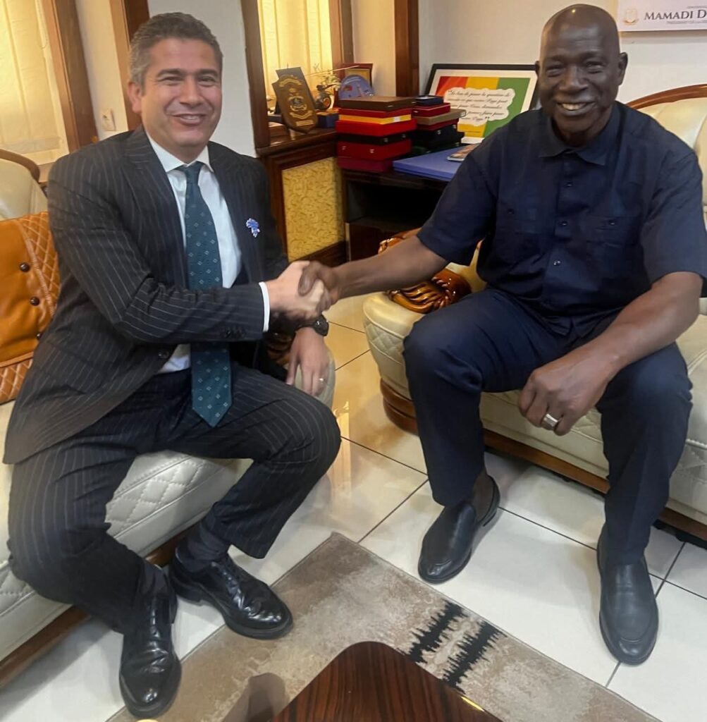 السفير المصري يلتقي وزير الدفاع الوطني الغيني السفير المصري يلتقي وزير الدفاع الوطني الغيني