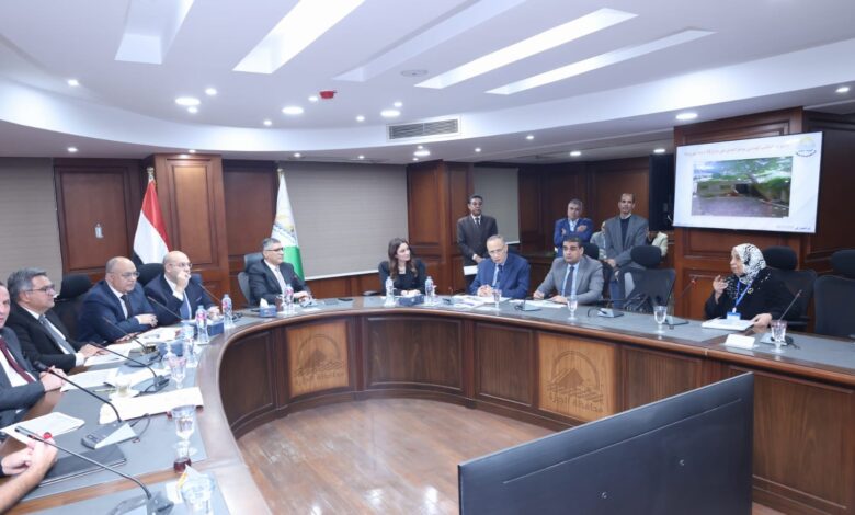 محافظ الجيزة يعقد اللقاء الأسبوعي لبحث شكاوى المواطنين بأحياء العجوزة والعمرانية ومركز أوسيم