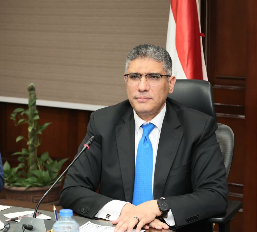 حلول لتنظيم شارع العريش وتسكين الباعة الجائلين