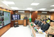 محافظ الجيزة يتابع انتظام فتح اللجان الانتخابية في ثاني أيام انتخابات مجلس النواب من داخل مركز السيطرة