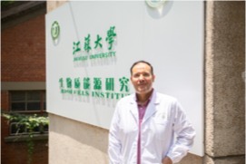 «العالِم المصري سامح سمير علي… اكتشافٌ بيولوجي يفتح طريقًا جديدًا للطاقة النظيفة «العالِم المصري سامح سمير علي… اكتشافٌ بيولوجي يفتح طريقًا جديدًا للطاقة النظيفة