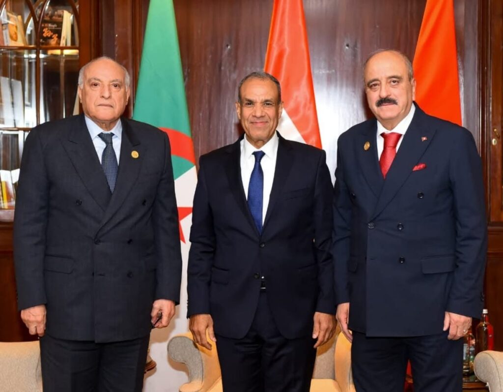 وزير الخارجية يعقد اجتماعاً ثلاثيا حول ليبيا مع نظيريه الجزائري والتونسي