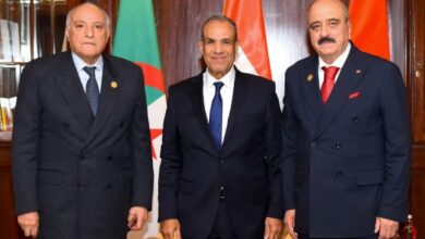 وزير الخارجية يعقد اجتماعاً ثلاثيا حول ليبيا مع نظيريه الجزائري والتونسي