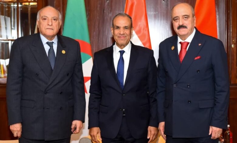 وزير الخارجية يعقد اجتماعاً ثلاثيا حول ليبيا مع نظيريه الجزائري والتونسي