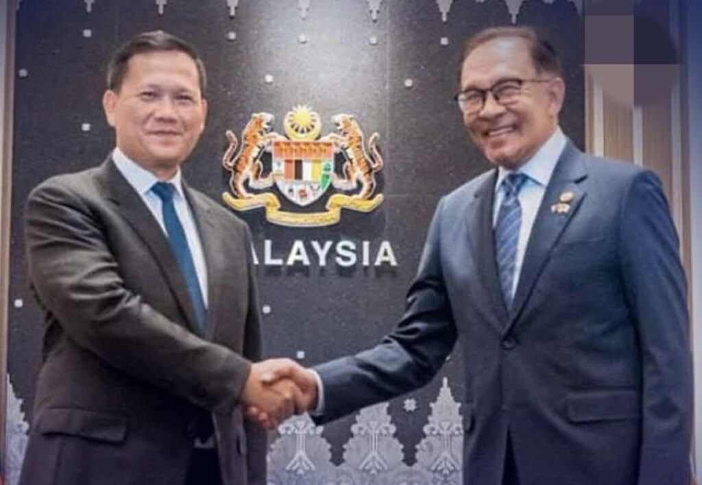 رئيس وزراء كمبوديا يرحب بمبادرة رئيس الوزراء الماليزي لوقف إطلاق النار بين تايلاند وكمبوديا رئيس وزراء كمبوديا يرحب بمبادرة رئيس الوزراء الماليزي لوقف إطلاق النار بين تايلاند وكمبوديا