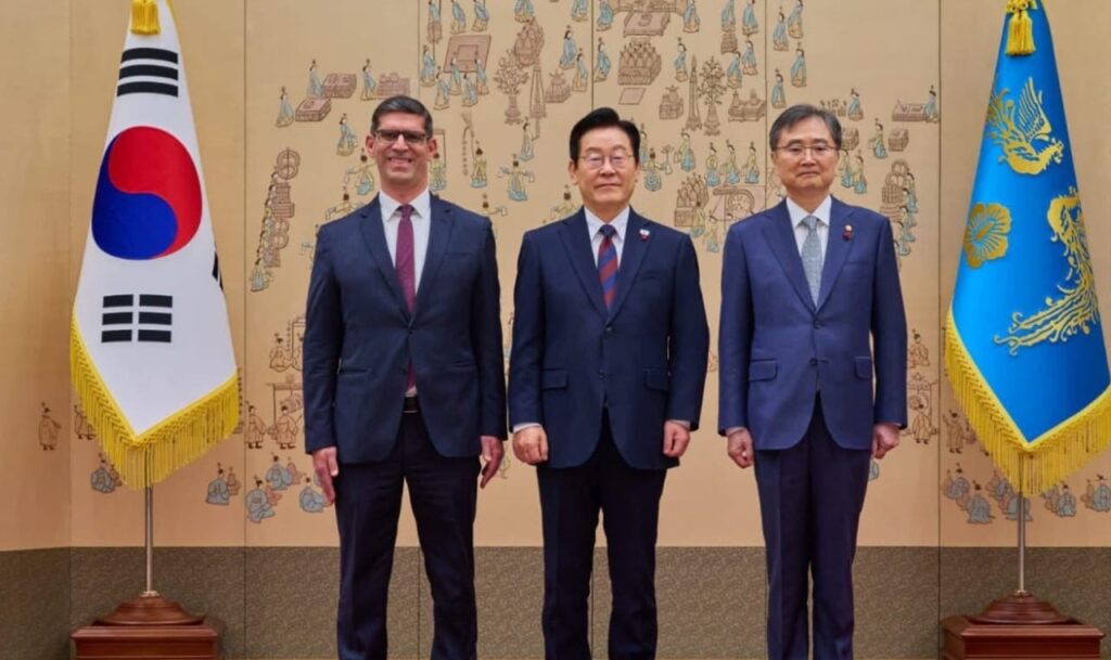 السفير المصري الجديد يقدم أوراق الاعتماد إلي رئيس جمهورية كوريا السفير المصري الجديد يقدم أوراق الاعتماد إلي رئيس جمهورية كوريا