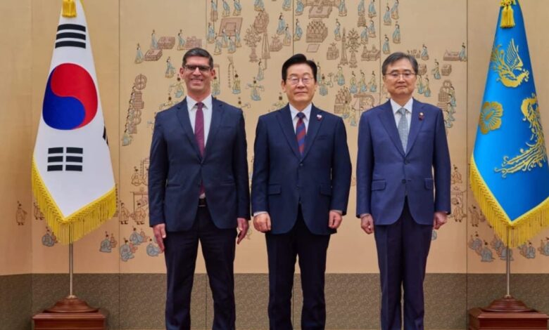 السفير المصري الجديد يقدم أوراق الاعتماد إلي رئيس جمهورية كوريا السفير المصري الجديد يقدم أوراق الاعتماد إلي رئيس جمهورية كوريا