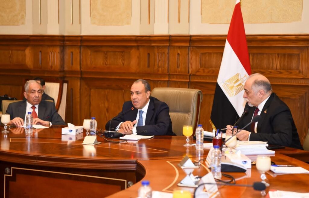 وزير الخارجية يجتمع مع أعضاء لجنة حقوق الإنسان والتضامن الاجتماعي بمجلس الشيوخ