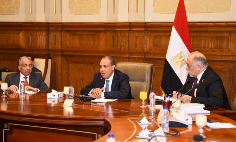 وزير الخارجية يجتمع مع أعضاء لجنة حقوق الإنسان والتضامن الاجتماعي بمجلس الشيوخ