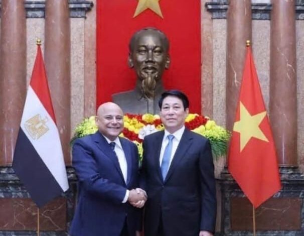 سفير مصر فى هانوي يقدم أوراق اعتماده للسيد رئيس جمهورية فيتنام الاشتراكية سفير مصر فى هانوي يقدم أوراق اعتماده للسيد رئيس جمهورية فيتنام الاشتراكية
