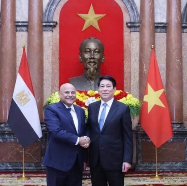سفير مصر فى هانوي يقدم أوراق اعتماده للسيد رئيس جمهورية فيتنام الاشتراكية سفير مصر فى هانوي يقدم أوراق اعتماده للسيد رئيس جمهورية فيتنام الاشتراكية