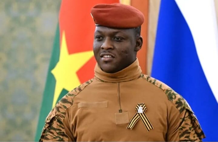 رئيس بوركينافاسو في ذكرى الاستقلال : نحن مراقبون والناس يتابعوننا وليس امامنا خيار سوى النجاح رئيس بوركينافاسو في ذكرى الاستقلال : نحن مراقبون والناس يتابعوننا وليس امامنا خيار سوى النجاح