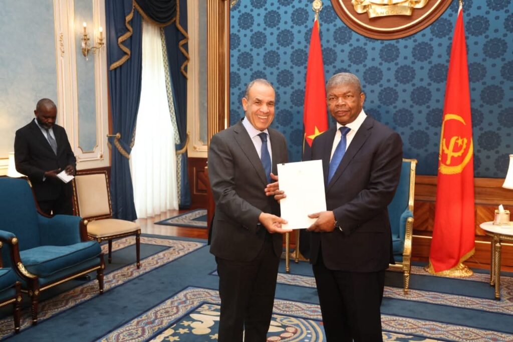 وزير الخارجية يسلم رسالة خطية من السيد رئيس الجمهورية للرئيس الأنجولي وزير الخارجية يسلم رسالة خطية من السيد رئيس الجمهورية للرئيس الأنجولي