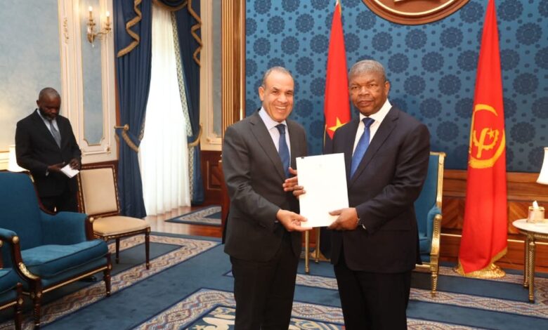 وزير الخارجية يسلم رسالة خطية من السيد رئيس الجمهورية للرئيس الأنجولي وزير الخارجية يسلم رسالة خطية من السيد رئيس الجمهورية للرئيس الأنجولي