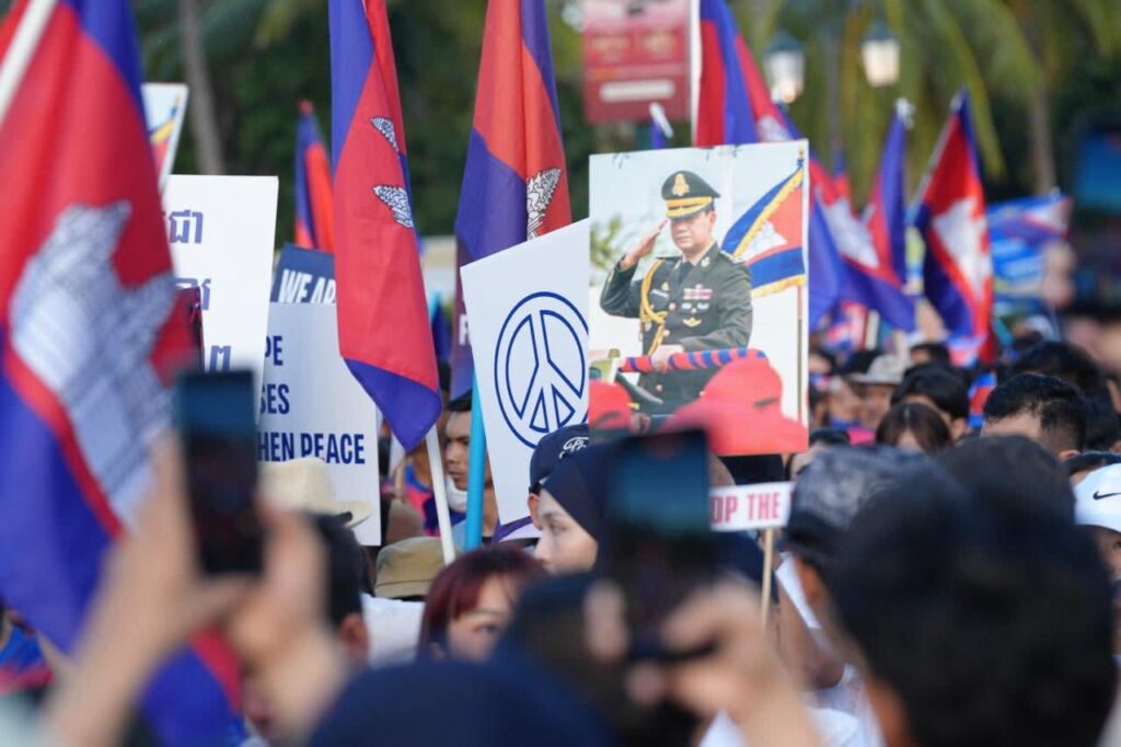 ثقتنا وثقتنا الكاملة مع قادتنا الكمبوديين وقواتنا البطلة وندعو للسلام الدائم