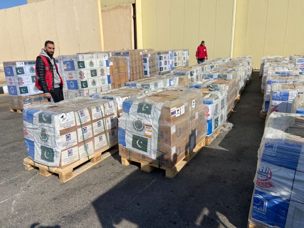 وصول الشحنة السابعة من المساعدات الإنسانية الباكستانية لغزة إلى مطار العريش الدولي وصول الشحنة السابعة من المساعدات الإنسانية الباكستانية لغزة إلى مطار العريش الدولي