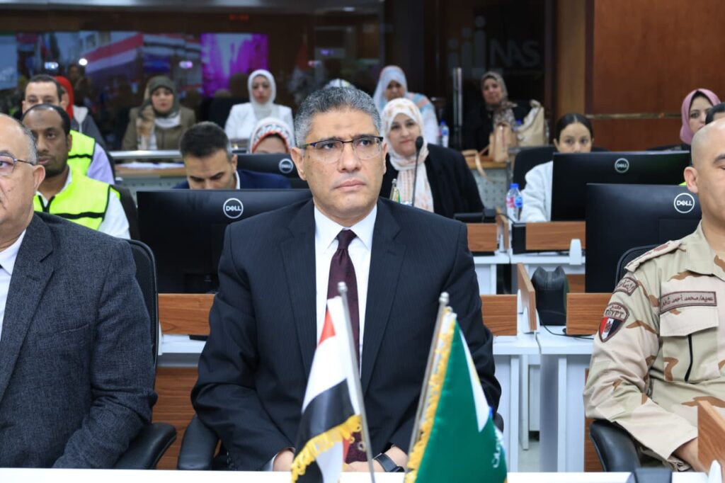 محافظ الجيزة يتابع فتح لجان الدائرة الثامنة ” إمبابة والمنيرة الغربية” من داخل مركز السيطرة للطوارئ وانتظام العملية الانتخابية