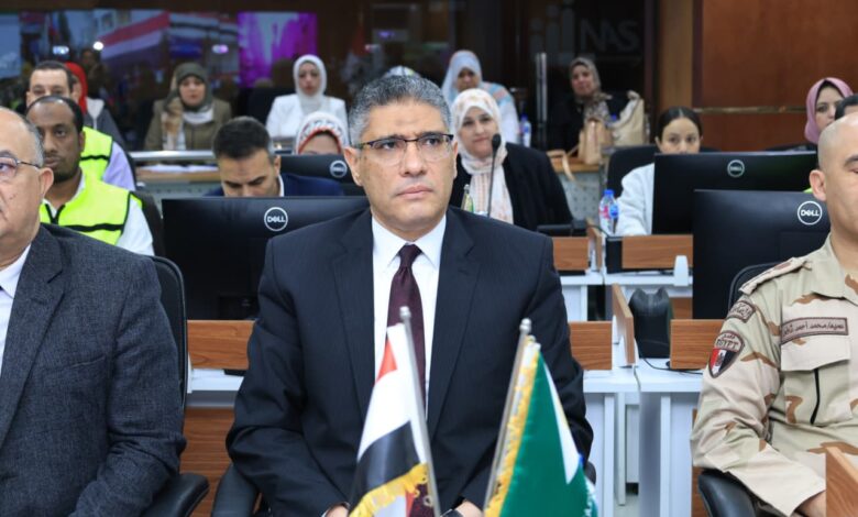 محافظ الجيزة يتابع فتح لجان الدائرة الثامنة ” إمبابة والمنيرة الغربية” من داخل مركز السيطرة للطوارئ وانتظام العملية الانتخابية