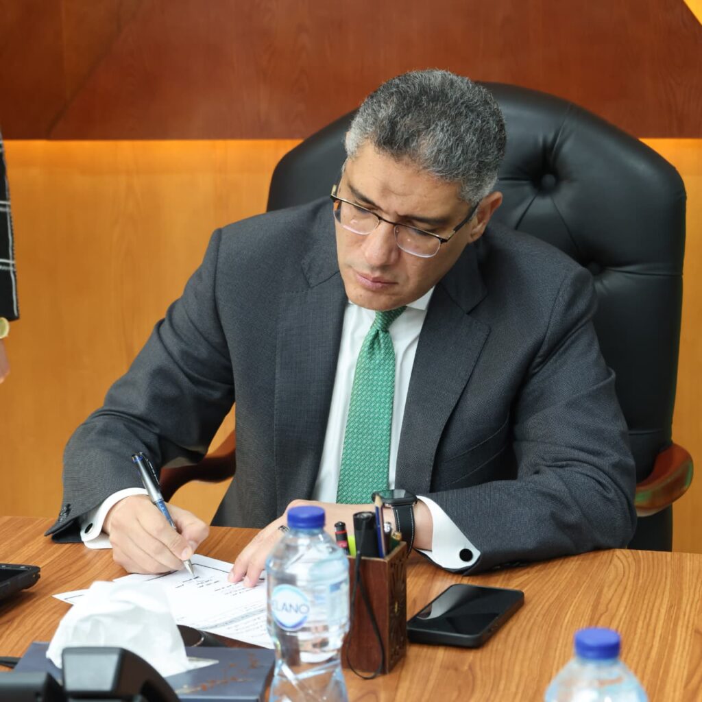 محافظ الجيزة يتابع فتح لجان جولة الإعادة لانتخابات مجلس النواب بالدائرة الثامنة “إمبابة والمنيرة الغربية” من داخل مركز السيطرة