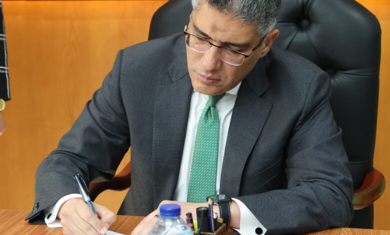 محافظ الجيزة يتابع فتح لجان جولة الإعادة لانتخابات مجلس النواب بالدائرة الثامنة “إمبابة والمنيرة الغربية” من داخل مركز السيطرة محافظ الجيزة يتابع فتح لجان جولة الإعادة لانتخابات مجلس النواب بالدائرة الثامنة “إمبابة والمنيرة الغربية” من داخل مركز السيطرة