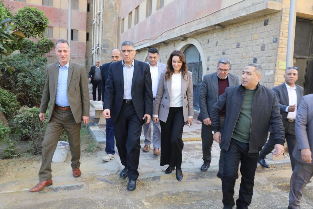 محافظ الجيزة يتفقد أعمال التطوير بالطرق والمناطق المحيطة مستشفى بولاق الدكرور