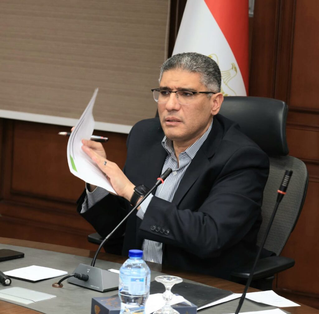 محافظ الجيزة يعقد لقاءً موسعًا مع رؤساء الأحياء والمراكز لتنظيم متابعة ورفع كفاءة 74 نفقًا أسفل الطريق الدائري