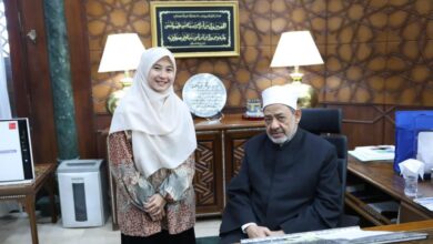 شيخ الأزهر يمنح طالبة اندونيسيا فرصة للحصول على الدراسات العليا