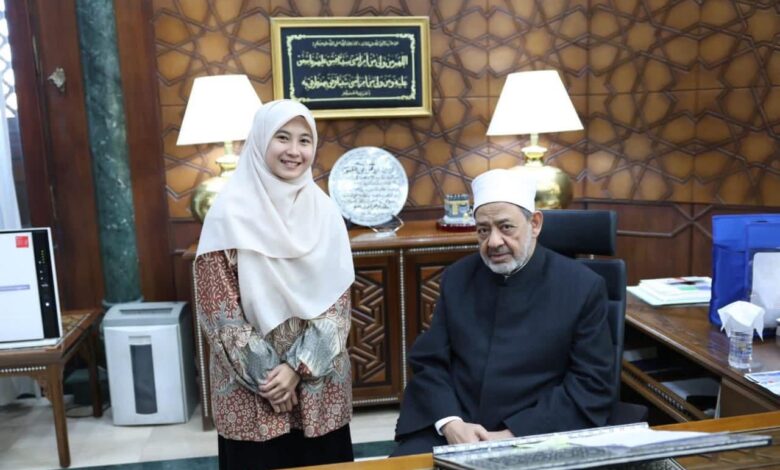 شيخ الأزهر يمنح طالبة اندونيسيا فرصة للحصول على الدراسات العليا شيخ الأزهر يمنح طالبة اندونيسيا فرصة للحصول على الدراسات العليا