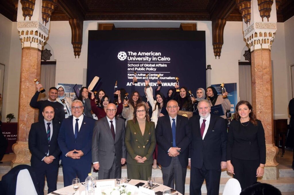 رئيس قطاع الإعلام والاتصال يشارك في حفل تخرج الدفعة 34 لمركز كمال أدهم للصحافة التلفزيونية والرقمية بالجامعة الامريكية