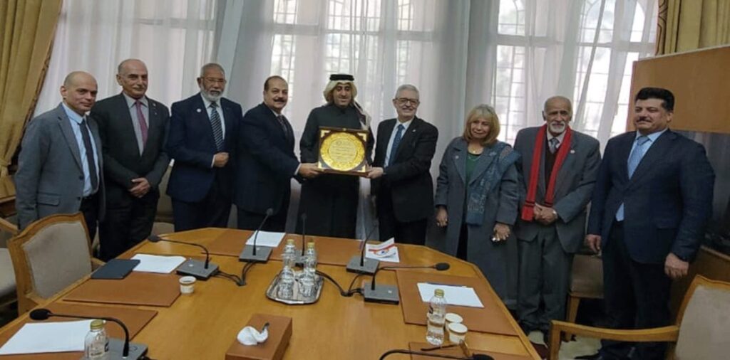 الأمين العام لجامعة الدول العربية يتسلّم درع الاتحاد العربي للتنمية المستدامة والبيئة