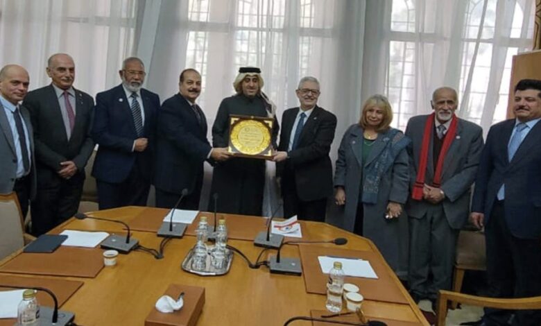 الأمين العام لجامعة الدول العربية يتسلّم درع الاتحاد العربي للتنمية المستدامة والبيئة الأمين العام لجامعة الدول العربية يتسلّم درع الاتحاد العربي للتنمية المستدامة والبيئة