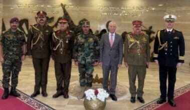 سفير جمهوريّةِ العراق في القاهرة يُشاركُ القوّاتِ المظلّيّةَ العراقيّةَ احتفالاتِ الذكرى الـ105 لعيدِ الجيش