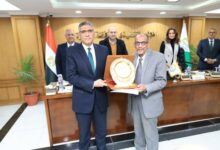 محافظ الجيزة يكرم رئيس جهاز التفتيش والمتابعة الميدانية لبلوغه السن القانونية
