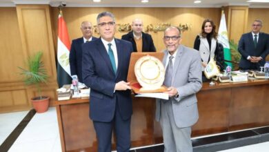 محافظ الجيزة يكرم رئيس جهاز التفتيش والمتابعة الميدانية لبلوغه السن القانونية