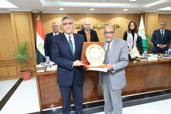 محافظ الجيزة يكرم رئيس جهاز التفتيش والمتابعة الميدانية لبلوغه السن القانونية محافظ الجيزة يكرم رئيس جهاز التفتيش والمتابعة الميدانية لبلوغه السن القانونية