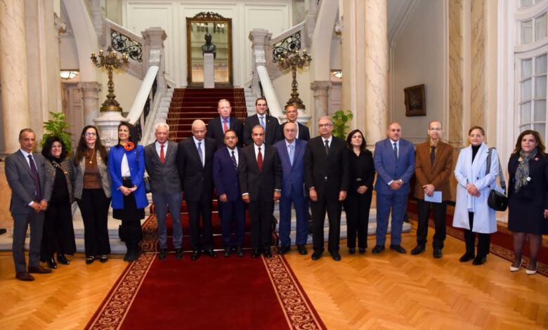 وزير الخارجية يلتقي أعضاء اللجنة الوطنية لآلية مراجعة النظراء الأفريقية