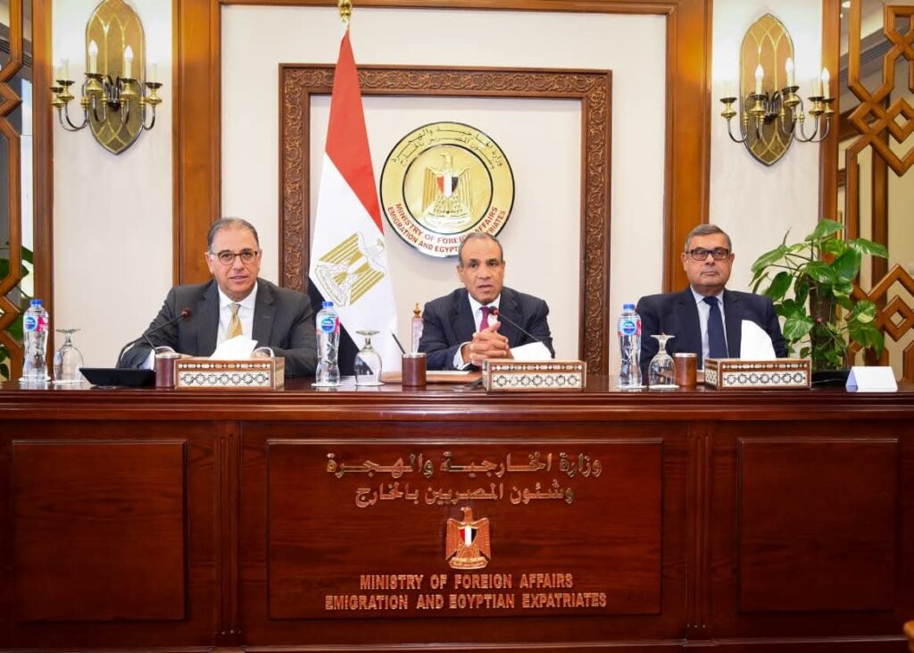 وزير الخارجية يجتمع مع قيادات الوزارة ويتابع سير العمل وتطوير الأداء المؤسسي