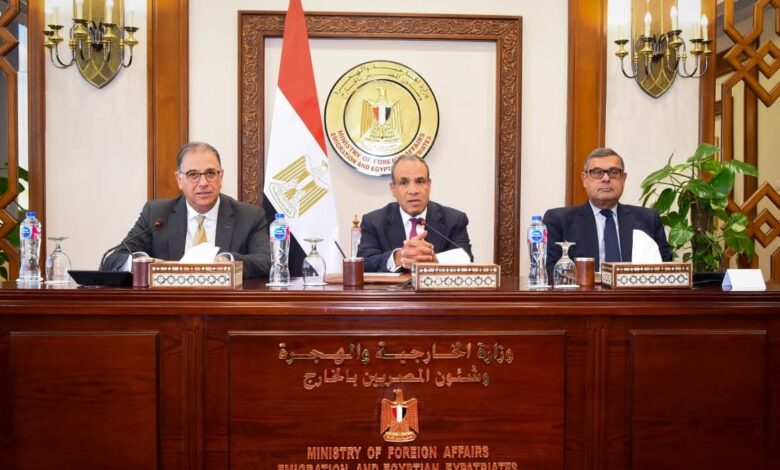 وزير الخارجية يجتمع مع قيادات الوزارة ويتابع سير العمل وتطوير الأداء المؤسسي