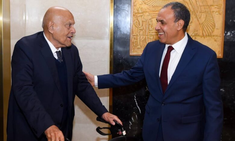 وزير الخارجية يلتقي البروفيسور د. مجدي يعقوب … ويشيد بالدور الإنساني والتنموي للمشروعات الصحية المصرية في أفريقيا