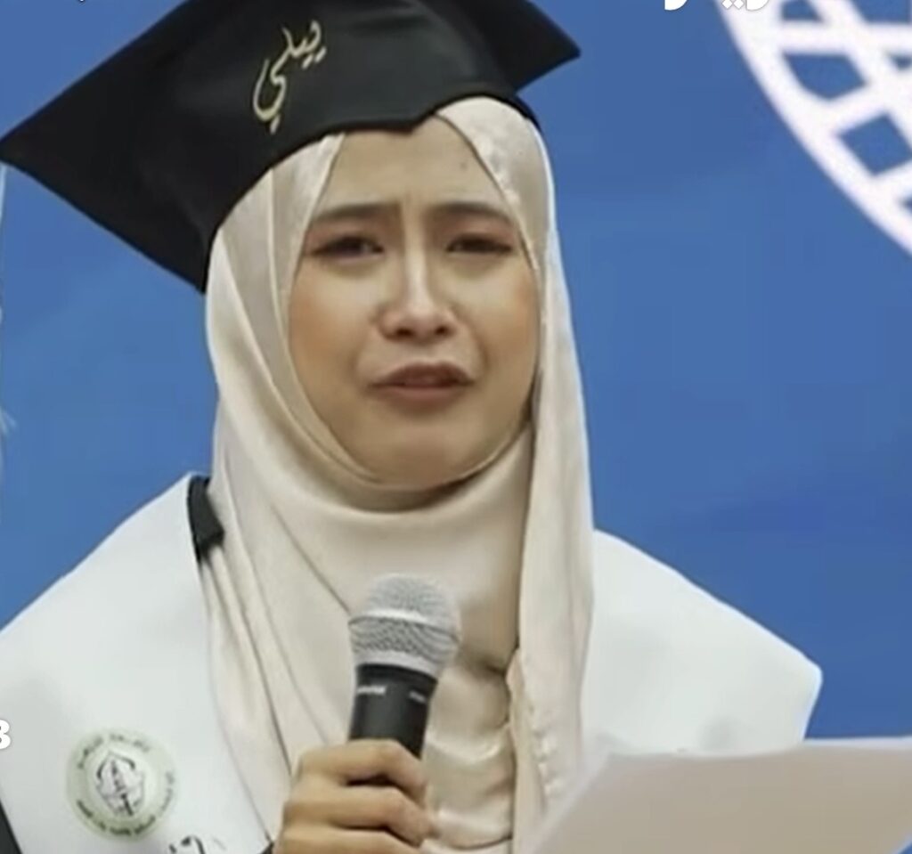 بالدموع.. رسالة مؤثرة لخريجة إندونيسية بحفل تخرجها من الأزهر امتنانًا لـ مصر وزميلاتها بالجامعة